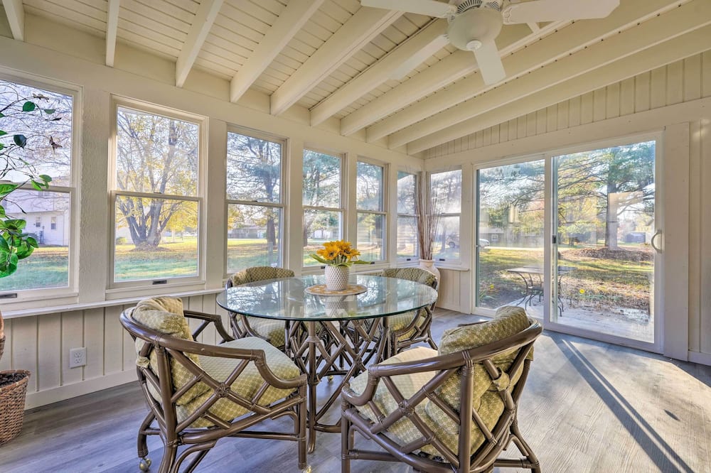 Granger 'hedge House' w/ Sunroom & Yard Games - Granger, IN