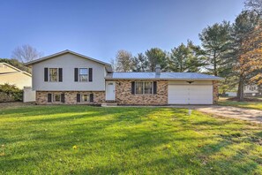 House (4 Bedrooms) | Interior - Granger 'hedge House' w/ Sunroom & Yard Games (Granger)