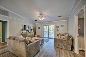 House (5 Bedrooms) | Front of property - Emerald Isle Escape: Walk to Ocean (Emerald Isle)