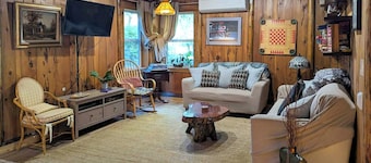Hike to the Coast! Log Cabin on 5 Acres in Bandon