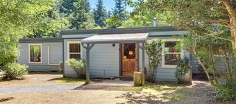 Hike to the Coast! Log Cabin on 5 Acres in Bandon