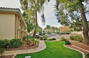 A residential area with a building, a curved driveway, and a parking lot. - Walk to Fashion Park! Phoenix Abode w/ Pool Access (Phoenix)