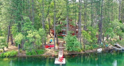Game Room! Group Lake House, 25 Mi to Yosemite