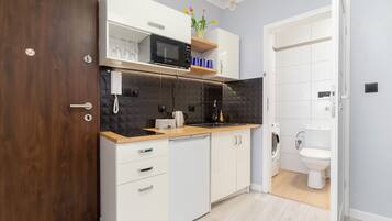 Studio, Kitchen | Private kitchen | Microwave, cookware/dishes/utensils