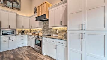 House (5 Bedrooms) | Interior