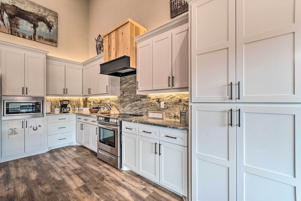 House (5 Bedrooms) | Interior