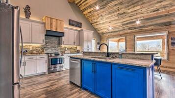 House (5 Bedrooms) | Interior