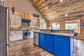 House (5 Bedrooms) | Interior