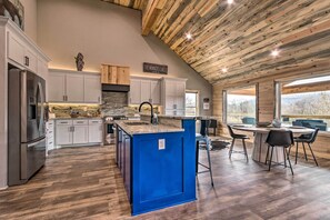 House (5 Bedrooms) | Interior