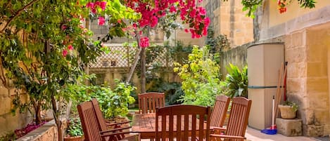 Familie resortwoning, 3 slaapkamers, 2 badkamers (Bougainvillea Breeze & Marina View) | Buiten dineren