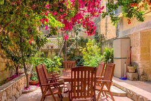 Familien-Stadtwohnung, 3 Schlafzimmer, 2 Bäder (Bougainvillea Breeze & Marina View) | Speisen im Freien