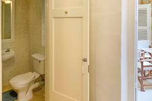 Tina con regadera, toallas, jabón, shampoo 