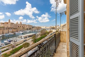 Property grounds - Bougainvillea Breeze & Marina View (Cospicua)