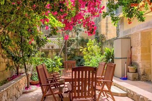 Outdoor dining - Bougainvillea Breeze & Marina View (Cospicua)