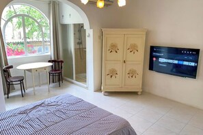 Familien-Stadtwohnung, Mehrere Schlafzimmer, 2 Bäder (Bougainvillea Breeze & Marina View) | 3 Schlafzimmer, Bügeleisen/Bügelbrett, kostenloses WLAN, Bettwäsche