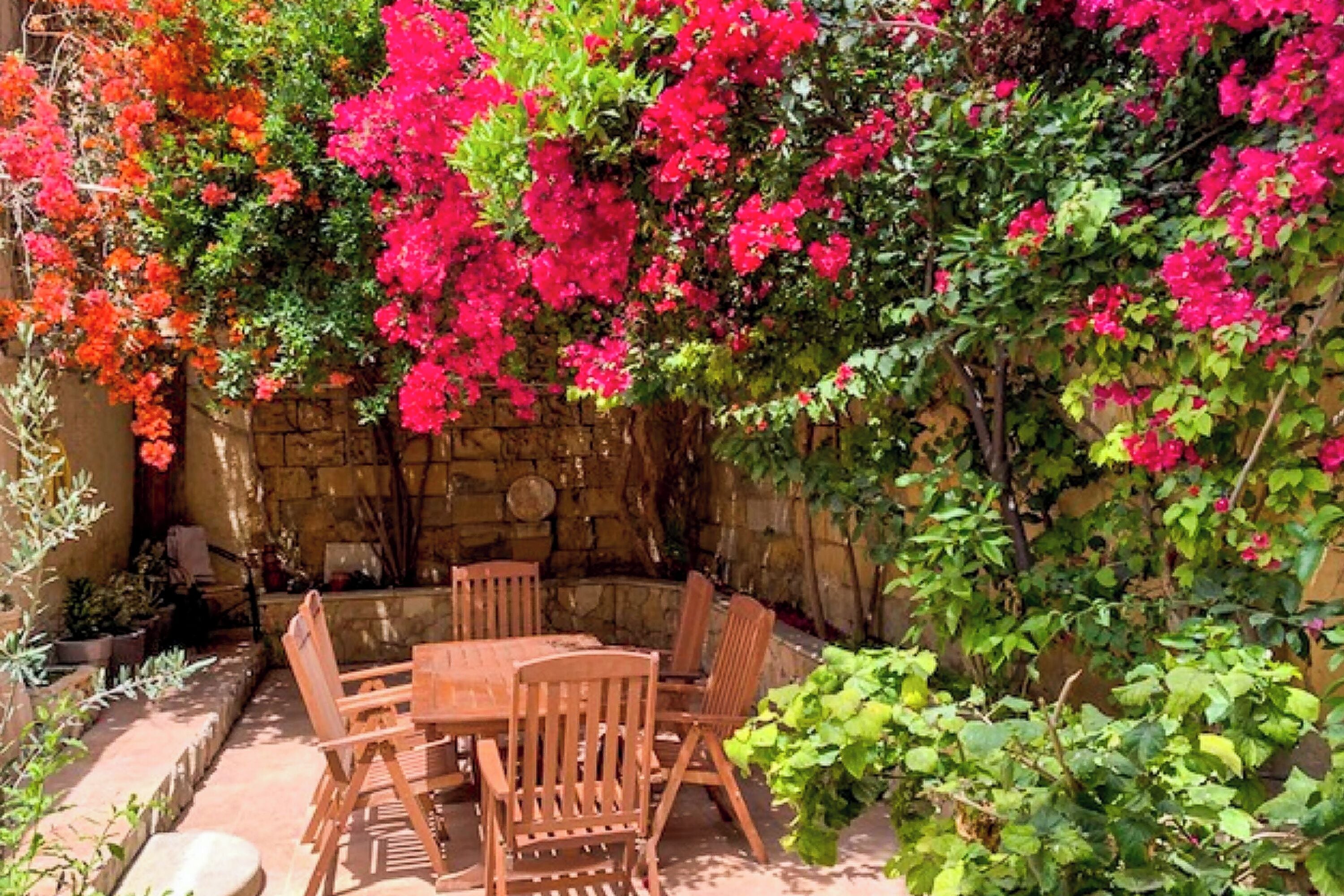 Familien-Stadtwohnung, 3 Schlafzimmer, 2 Bäder (Bougainvillea Breeze & Marina View) | Speisen im Freien