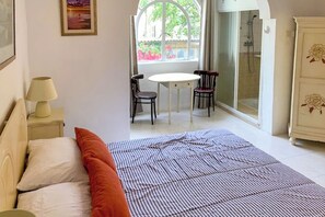 Perhepientalo, useita makuuhuoneita, 2 kylpyhuonetta (Bougainvillea Breeze & Marina View) | 3 makuuhuonetta, silitysrauta/-lauta, ilmainen Wi-Fi, vuodevaatteet