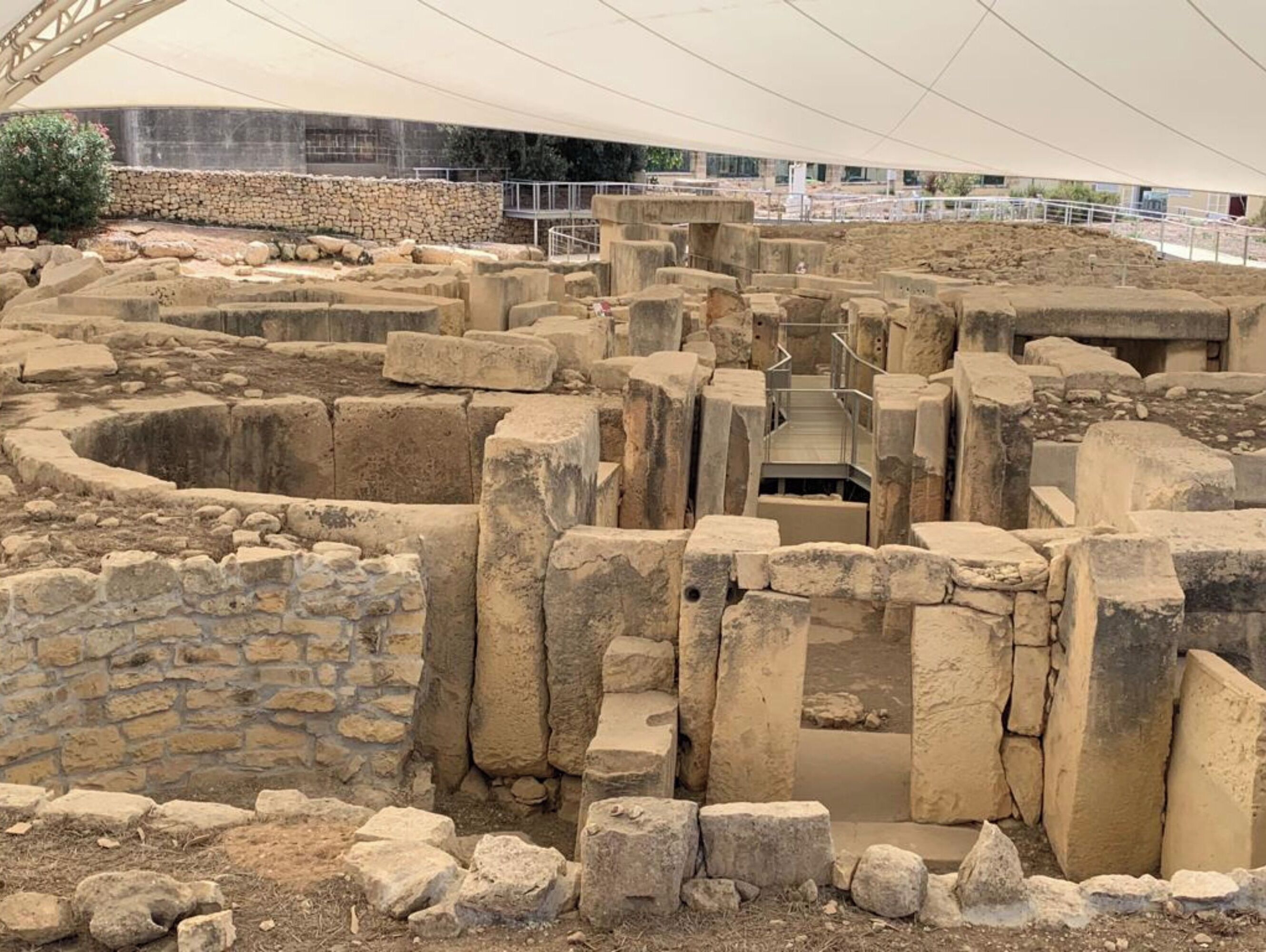 Eine archäologische Stätte mit Steinstrukturen und einer zentralen Treppe.
