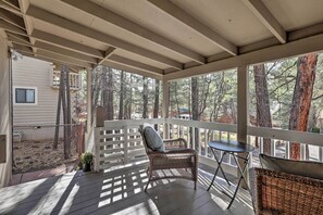 Interior - Renovated Cottage w/ Fire Pit in Munds Park! (Munds Park)