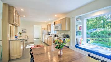 ميكروويف، فرن، موقد طهي مسطح، كرسي للأطفال