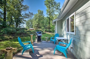 A patio with outdoor furniture, a grill, and a small table. - Quaint Charlottesville Home < 10 Mi to Dtwn! (Charlottesville)