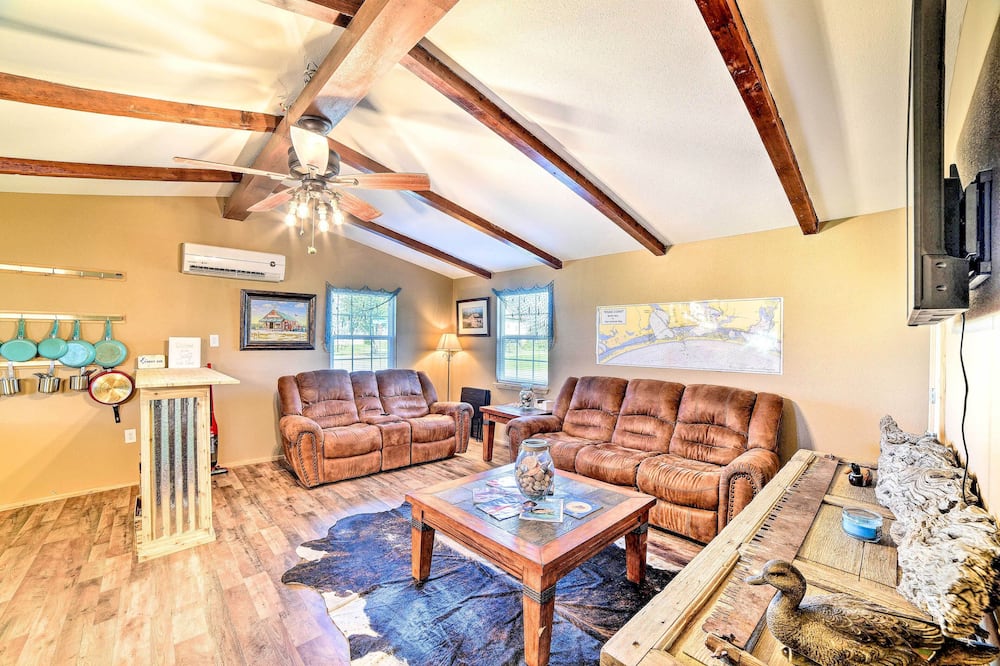 Newly Renovated Rockport Cottage 4 mil Beach - Refugio County, TX