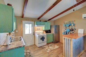 House (2 Bedrooms) | Interior - Newly Renovated Rockport Cottage 4 mil Beach (Rockport)