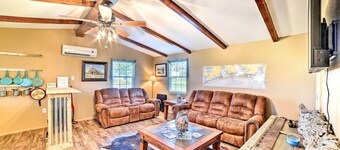 4 Mi to Beach & Fishing: Rockport Cottage w/ Deck!