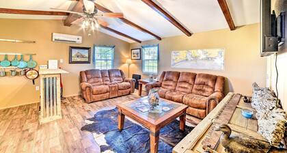 4 Mi to Beach & Fishing: Rockport Cottage w/ Deck!