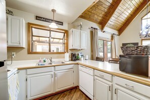 Interior - Fire Pit & Wraparound Porch: Munds Park Cabin! (Munds Park)