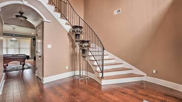 House (5 Bedrooms) | Interior