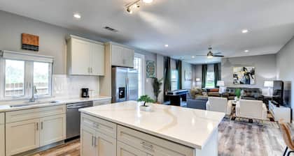 Arlington Home w/ Yard: 2 Mi to At&t Stadium!