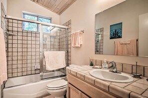 Bathroom - Pine Mountain Club Cottage W/wraparound Deck! (Pine Mountain Club)