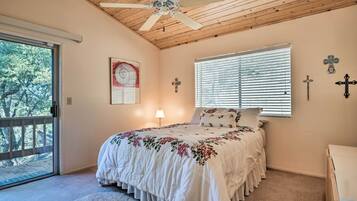 2 bedrooms, laptop workspace, bed sheets