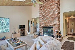 TV, fireplace, books - Pine Mountain Club Cottage W/wraparound Deck! (Pine Mountain Club)