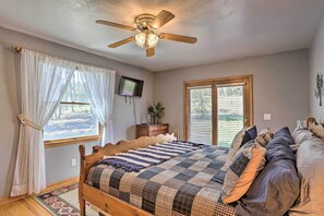 5 bedrooms, iron/ironing board, bed sheets - Spacious Home w/ Hot Tub, 3 Mi to Deer Mtn (Lead)