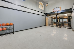 Casa (Multiple Bedrooms) | Parte interna