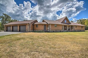 Exterior - Spacious House w/ Wraparound Deck + Mtn Views! (Royal)