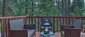 4 Mi to Big Tree State Park: Serene Cabin w/ Deck