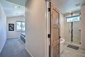 Interior - Mountain-base Lodge: 6 Miles to Downtown Bend (Bend)