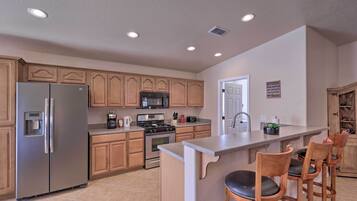 House (3 Bedrooms) | Private kitchen | Microwave, oven, stovetop, dishwasher