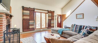 Fire Pit & Gas Grill: Charming Poconos Abode!