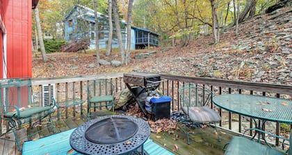 Fire Pit & Gas Grill: Charming Poconos Abode!