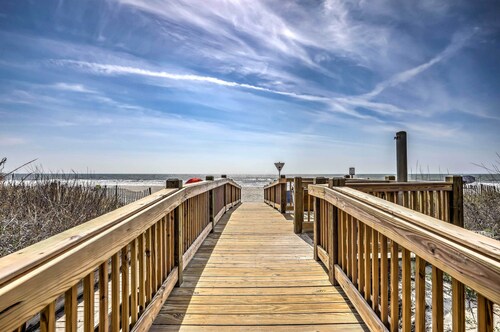 1 Block to Ocean Shore: Condo in Myrtle Beach!