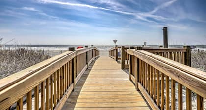 1 Block to Ocean Shore: Condo in Myrtle Beach!