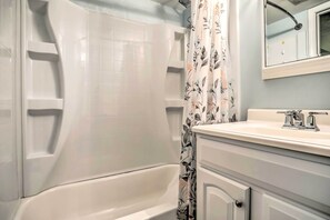 Interior - 1 Block to Ocean Shore: Condo in Myrtle Beach! (Myrtle Beach)