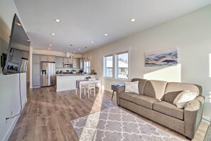 Interior - Bright La Conner Getaway w/ Mountain Views! (La Conner)