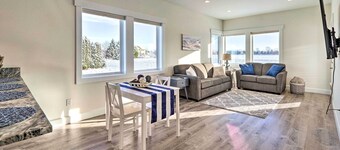 Bright La Conner Getaway w/ Mountain Views!
