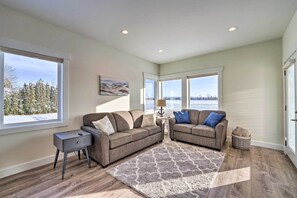 Apartment (2 Bedrooms) | Interior - Bright La Conner Getaway w/ Mountain Views! (La Conner)