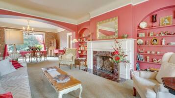 House (5 Bedrooms) | Interior